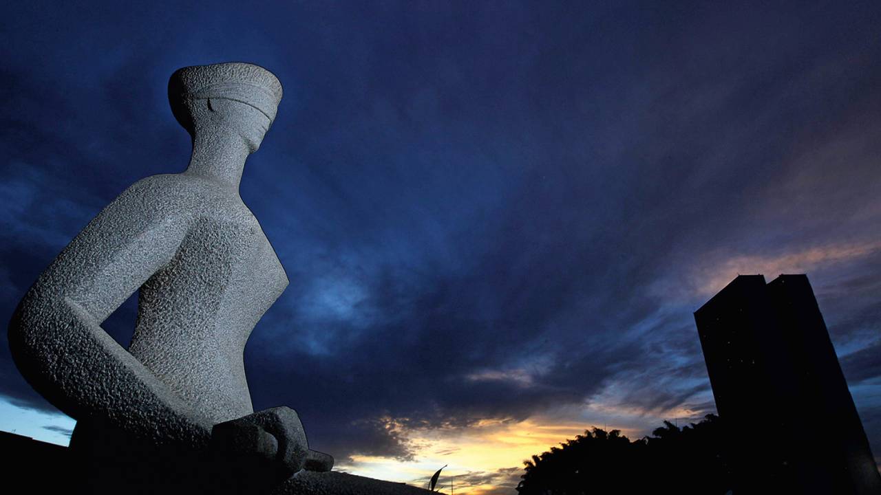 MOMENTO ESCURO - A estátua da Justiça, em frente ao STF: agora o tribunal terá de se decidir pelo avanço ou pelo recuo