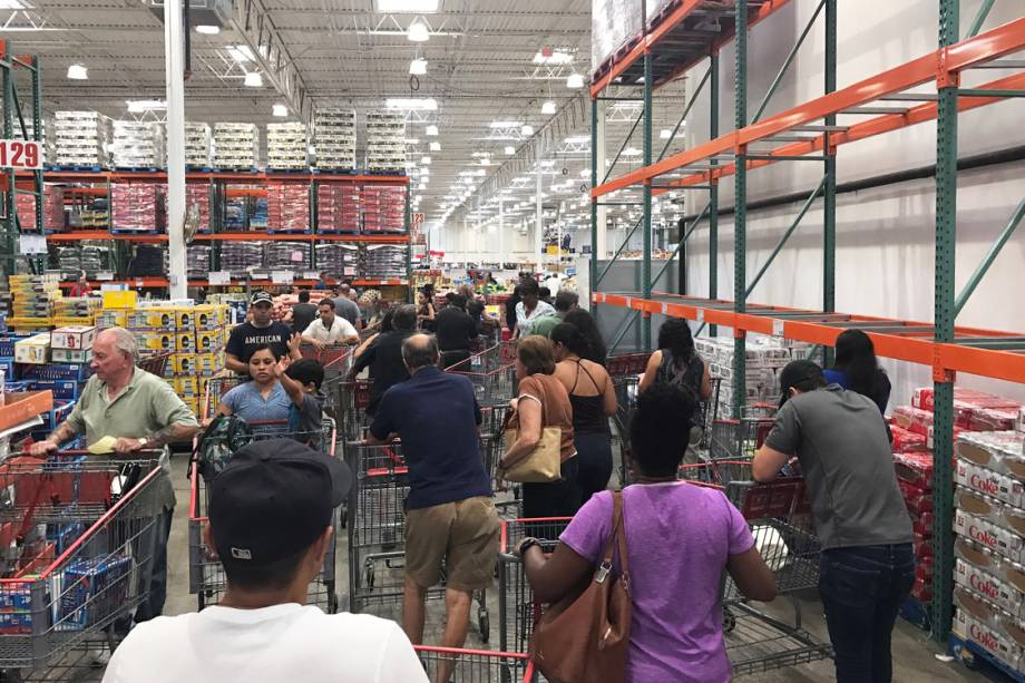 Pessoas fazem fila em supermercado na cidade de Deerfield, na Flórida, durante a passagem do furacão Irma