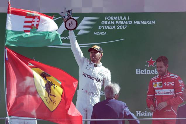 Lewis Hamilton comemora após vencer o GP de Monza Lewis Hamilton comemora após vencer o GP de Monza