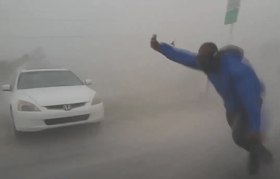 Homem mede velocidade dos ventos com aparelho durante tempestade causada pelo furacão Irma em Key West, na Flórida