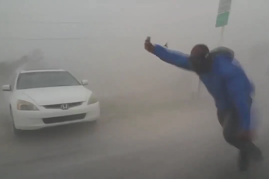 Metereologista mede velocidade dos ventos com aparelho durante tempestade causada pelo furacão Irma em Key West, na Flórida