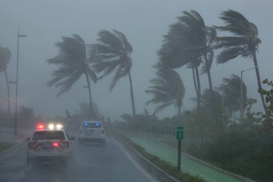 Policiais fazem patrula em San Juan, Porto Rico, antes da passagem do furacão Irma - 06/09/2017