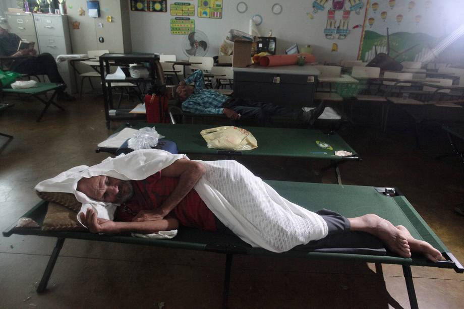 Desabrigados foram socorridos em uma escola na cidade de Luquillo, em Porto Rico, durante a passagem do furacão Irma pelo Caribe - 06/09/2017