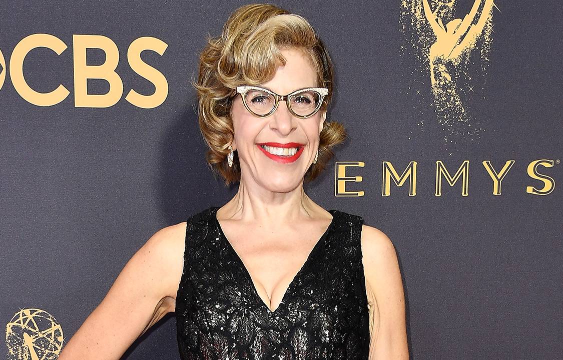 Atriz Jackie Hoffman no 69° Emmy Awards, em Los Angeles, na Califórnia