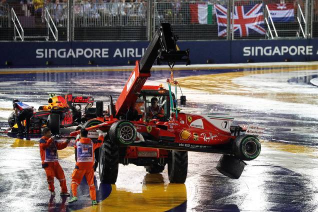 Sebastian Vettel e Kimi Raikkonen batem logo na largada do GP de Cingapura, o 14º da temporada 2017 de F1 - 17/09/2017 Sebastian Vettel e Kimi Raikkonen batem logo na largada do GP de Cingapura, o 14º da temporada 2017 de F1 - 17/09/2017