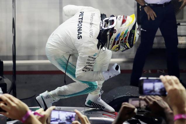 O britânico Lewis Hamilton (Mercedes) venceu o Grande Prémio de Singapura e aumentou para 28 pontos a vantagem sobre o alemão Sebastian Vettel - 17/09/2017 O britânico Lewis Hamilton (Mercedes) venceu o Grande Prémio de Singapura e aumentou para 28 pontos a vantagem sobre o alemão Sebastian Vettel - 17/09/2017