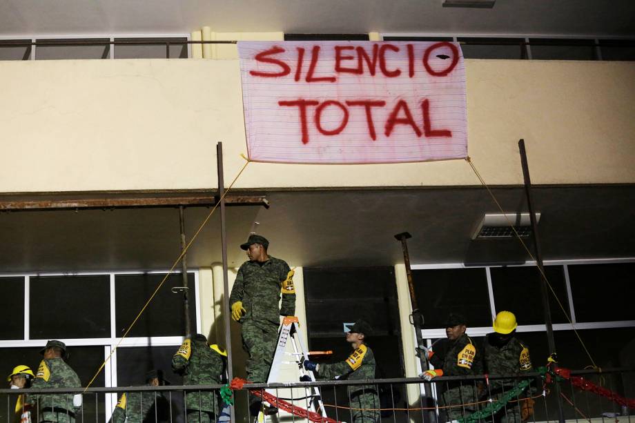 Equipes de resgate trabalham para encontrar sobreviventes na escola Enrique Rebsamen, que desabou após o terremoto no México - 21/09/2017