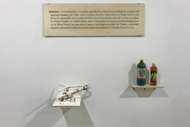 Intitulada “Dois Crimes Menos Um”, a obra do artista plástico pernambucano Lourival Cuquinha, em exposição na Baró Galeria, na ArtRio, exibe a miniatura de um helicóptero coberta por um pó branco