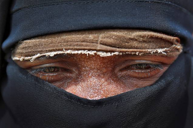 O fotógrafo Cathal McNaughton capta o olhar de um refugiado rohingya no acampamento Cox's bazar, em Bangladesh, enquanto espera receber ajuda - 27/09/2017 O fotógrafo Cathal McNaughton capta o olhar de um refugiado rohingya no acampamento Cox's bazar, em Bangladesh, enquanto espera receber ajuda - 27/09/2017