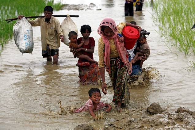 Refugiados rohingya caminham pela lama após cruzar fronteira em Teknaf, Bangladesh - 06/09/2017 Refugiados rohingya caminham pela lama após cruzar fronteira em Teknaf, Bangladesh - 06/09/2017