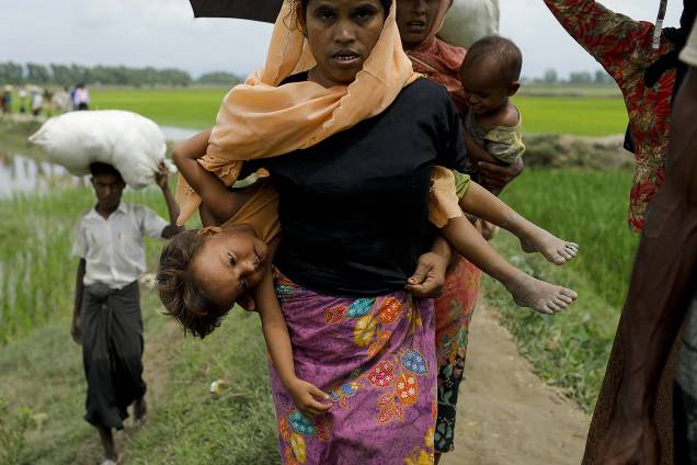 Refugiados rohingya caminham pela lama após cruzar fronteira em Teknaf, Bangladesh - 07/09/2017 Refugiados rohingya caminham pela lama após cruzar fronteira em Teknaf, Bangladesh - 07/09/2017