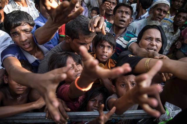 Refugiados rohingya disputam espaço para conseguir comida em Tankhali, Bangladesh. Cerca de 400 mil refugiados rohingya fugiram para Bangladesh desde o final de agosto durante o surto de violência no estado de Rakhine, em Mianmar - 15/09/2017 Refugiados rohingya disputam espaço para conseguir comida em Tankhali, Bangladesh. Cerca de 400 mil refugiados rohingya fugiram para Bangladesh desde o final de agosto durante o surto de violência no estado de Rakhine, em Mianmar - 15/09/2017