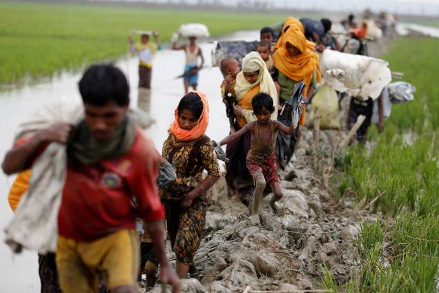 Refugiados rohingya caminham através de um lamaçal depois de atravessar a fronteira Bangladesh-Myanmar em Teknaf - 03/09/2017 Refugiados rohingya caminham através de um lamaçal depois de atravessar a fronteira Bangladesh-Myanmar em Teknaf - 03/09/2017