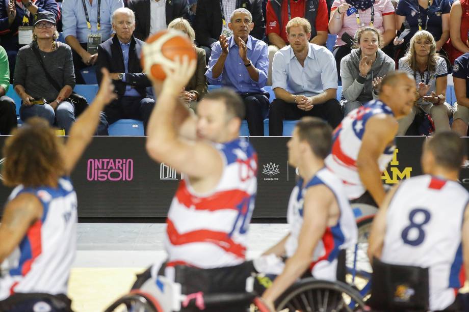 Príncipe Harry assiste a uma partida de basquete de cadeira de rodas durante os Jogos Invictus, em Toronto, no Canadá, acompanhado pelo ex-presidente dos Estados Unidos, Barack Obama, seu vice Joe Biden e esposa - 29/09/2017