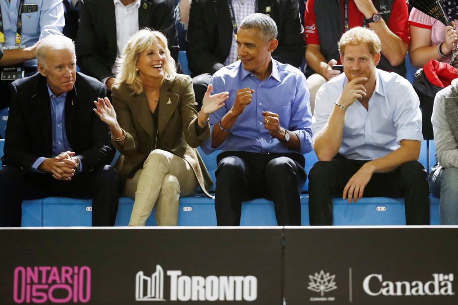 Príncipe Harry assiste a uma partida de basquete de cadeira de rodas durante os Jogos Invictus, em Toronto, no Canadá, acompanhado pelo ex-presidente dos Estados Unidos, Barack Obama, seu vice Joe Biden e esposa - 29/09/2017