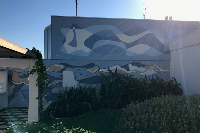 Jardim-terraço projetado pelo paisagista Burle Marx e emoldurado por painéis e mosaicos do artista Paulo Werneck