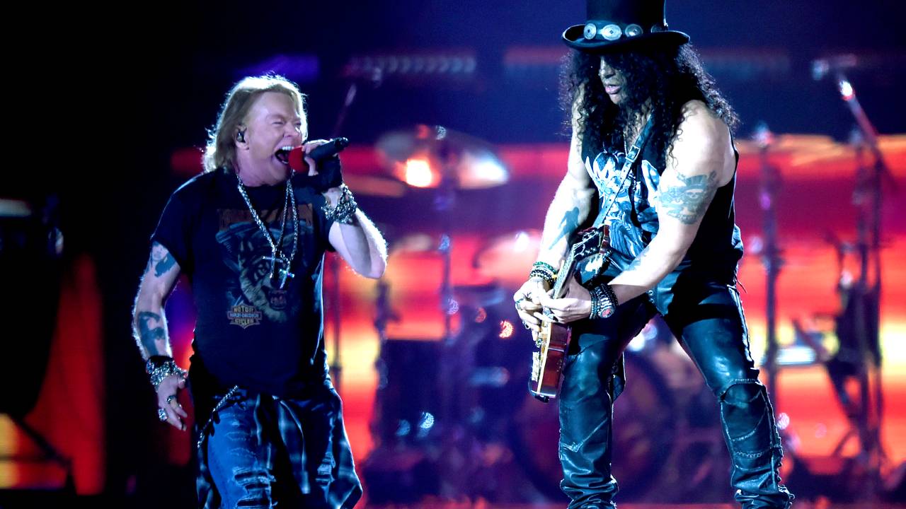 Axl Rose e Slash, durante quarto e último dia do festival São Paulo Trip, em que as bandas Guns'n'Roses e Alice Cooper se apresentam