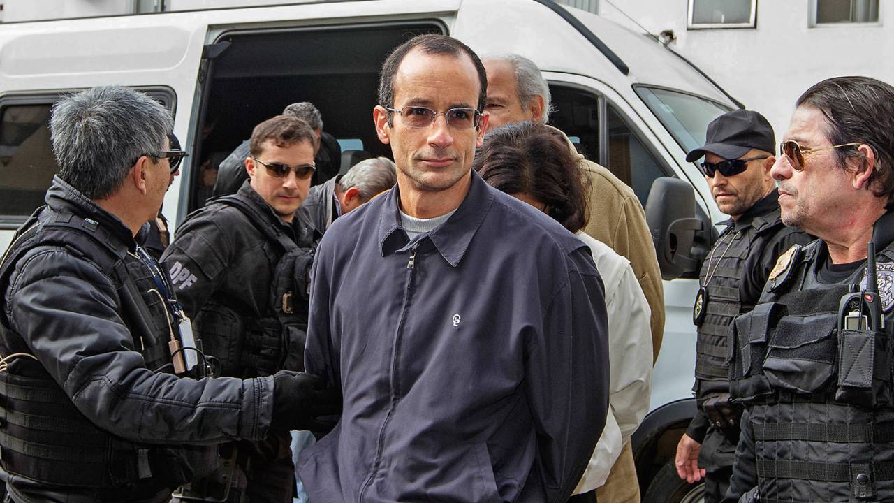 Presos na 14ª fase da operação Lava Jato, fazem exame de corpo delito na manha deste sábado (20) no IML de Curitiba, entre os presos estão: Marcelo Odebrecht, presidente da construtora Odebrech e Otavio Azevedo presidente da Andrade Gutierrez.