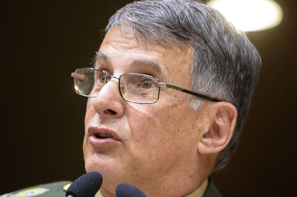 O palácio e a farda