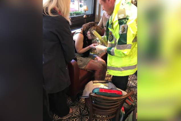 Pessoas do serviço de emergência atendem a uma mulher ferida após uma explosão em um trem na estação de metro Parsons Green, em Londres na Grã-Bretanha - 15/09/2017 Pessoas do serviço de emergência atendem a uma mulher ferida após uma explosão em um trem na estação de metro Parsons Green, em Londres na Grã-Bretanha - 15/09/2017