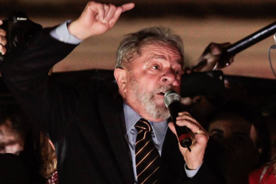 O ex-presidente Lula durante discurso após depoimento ao juiz Sérgio Moro, em Curitiba