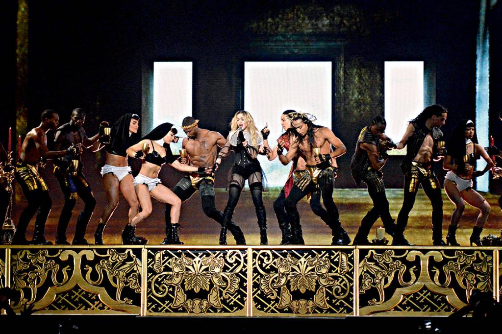 Sagrado e profano – A coreografia que arremedava a Santa Ceia no show Rebel Heart: redenção e salvação são “conceitos poderosos”