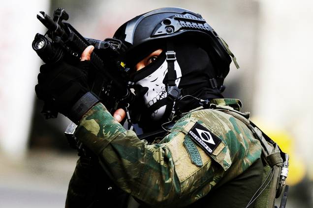 Militares das Forças Armadas usam máscaras de caveira durante operação na Favela da Rocinha, no Rio de Janeiro - 25/09/2017 Militares das Forças Armadas usam máscaras de caveira durante operação na Favela da Rocinha, no Rio de Janeiro - 25/09/2017