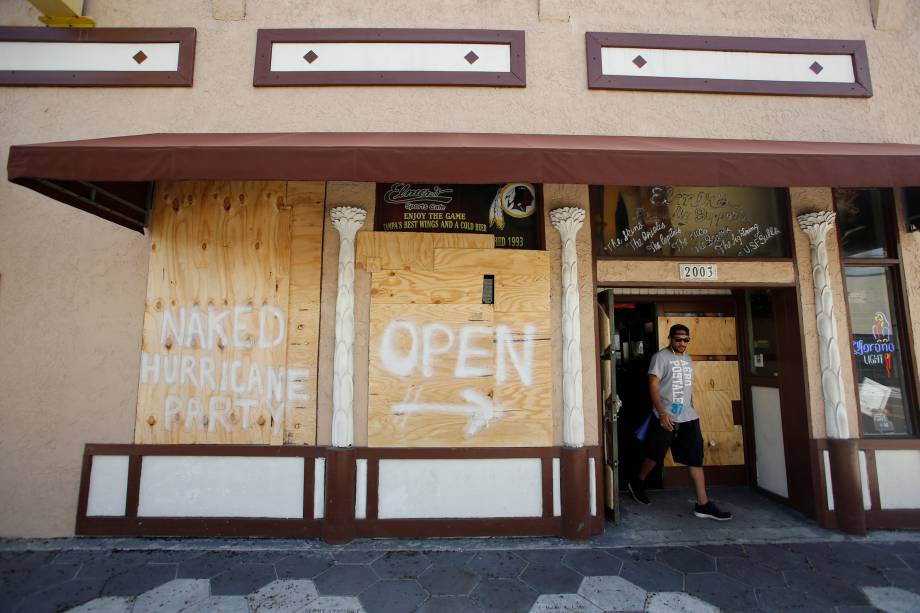 Comerciantes se protegem antes da chegada do Irma em Tampa na Flórida - 09/09/2017