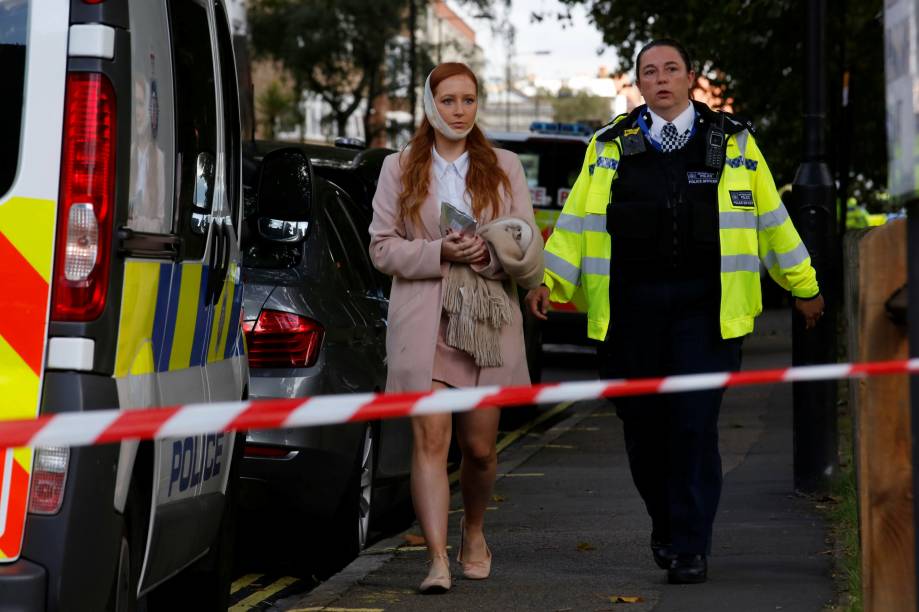 Mulher ferida é levada depois de um incidente na estação de metro Parsons Green em Londres - 15/09/2017