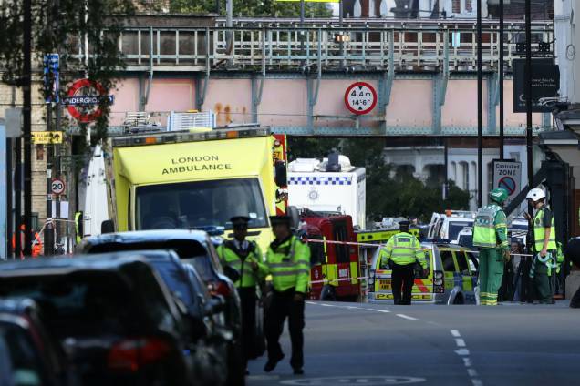 Policiais, paramédicos e equipe de resgate fecham os entornos da estação Parsons Green, em Londres, onde uma bomba explodiu no metrô nesta manhã - 15/09/2017 Policiais, paramédicos e equipe de resgate fecham os entornos da estação Parsons Green, em Londres, onde uma bomba explodiu no metrô nesta manhã - 15/09/2017