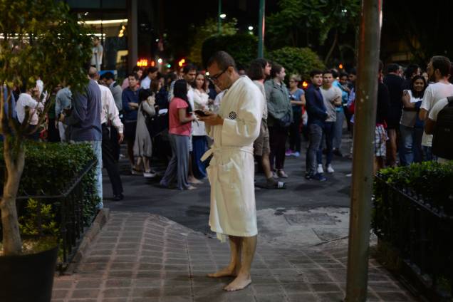 Pessoas se reúnem em uma rua na Cidade do México após um terremoto de magnitude 8,4 atingir o sul do país - 08/09/2017 Pessoas se reúnem em uma rua na Cidade do México após um terremoto de magnitude 8,4 atingir o sul do país - 08/09/2017