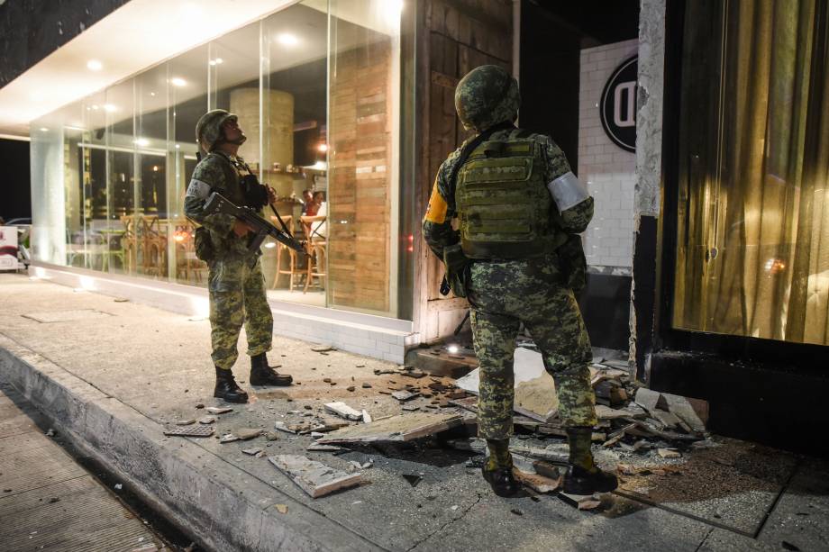 Membros do exército mexicano observam os danos causados por um terremoto em Porto de Veracuz, no México - 08/09/2017