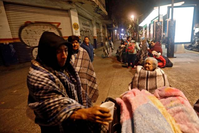 Pessoas se reúnem em uma rua após um terremoto atingir a Cidade do México - 08/09/2017 Pessoas se reúnem em uma rua após um terremoto atingir a Cidade do México - 08/09/2017