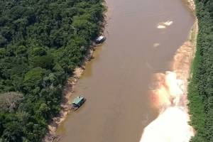 Operação no rio Jandiatuba, no Vale do Javari, contra garimpo em terra indígena