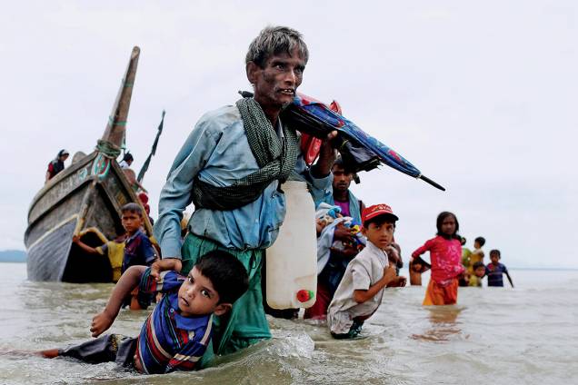 Êxodo - Integrantes da minoria muçulmana rohingya chegam a Bangladesh em barcos improvisados, no domingo 10. Mais de 370 000 já fugiram Êxodo - Integrantes da minoria muçulmana rohingya chegam a Bangladesh em barcos improvisados, no domingo 10. Mais de 370 000 já fugiram