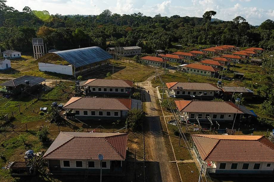 A infraestrutura da vila de São Francisco do Rio Iratapuru conta com 43 casas de madeira, escola, alojamento para professores, quadra poliesportiva coberta e um posto médico