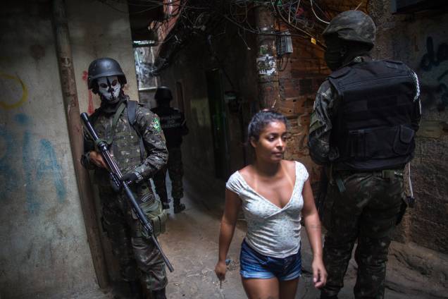 Membros da Polícia do Exército usam máscaras de caveira durante operação na Favela da Rocinha, no Rio de Janeiro - 25/09/2017 Membros da Polícia do Exército usam máscaras de caveira durante operação na Favela da Rocinha, no Rio de Janeiro - 25/09/2017