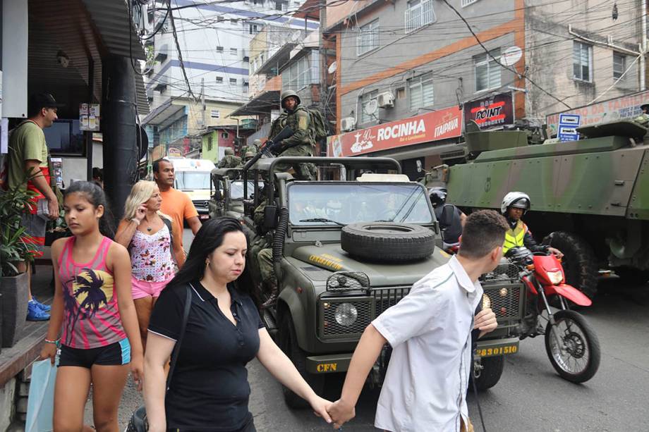 Operações das Forças Armadas durante o terceiro dia de ocupação na Rocinha, no Rio - 24/09/2017