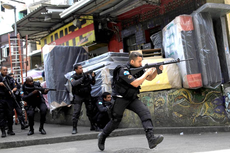 Policias trocam tiros com traficantes durante operação na Rocinha, no Rio - 22/09/2017