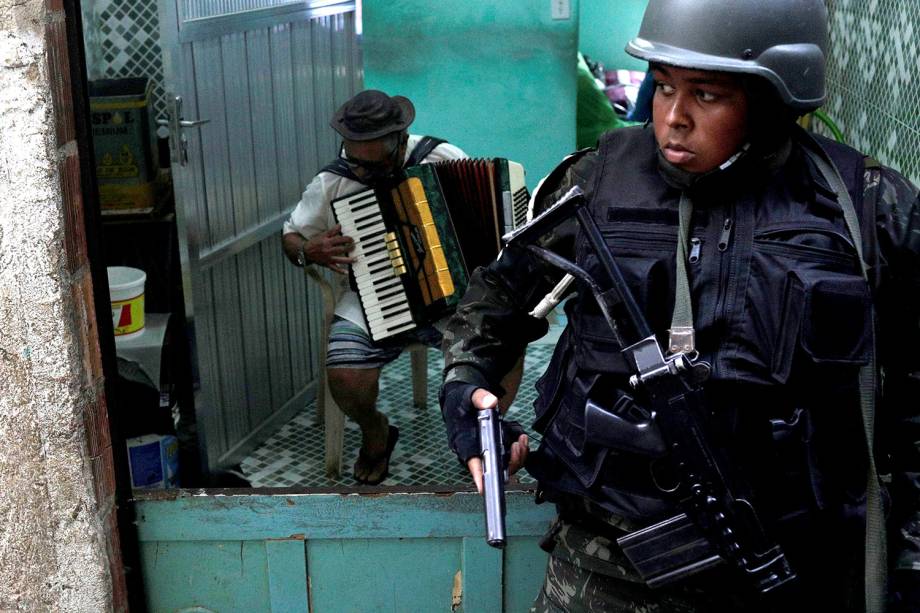 Exército ocupa comunidade da Rocinha para conter guerra entre traficantes, no Rio - 22/09/2017