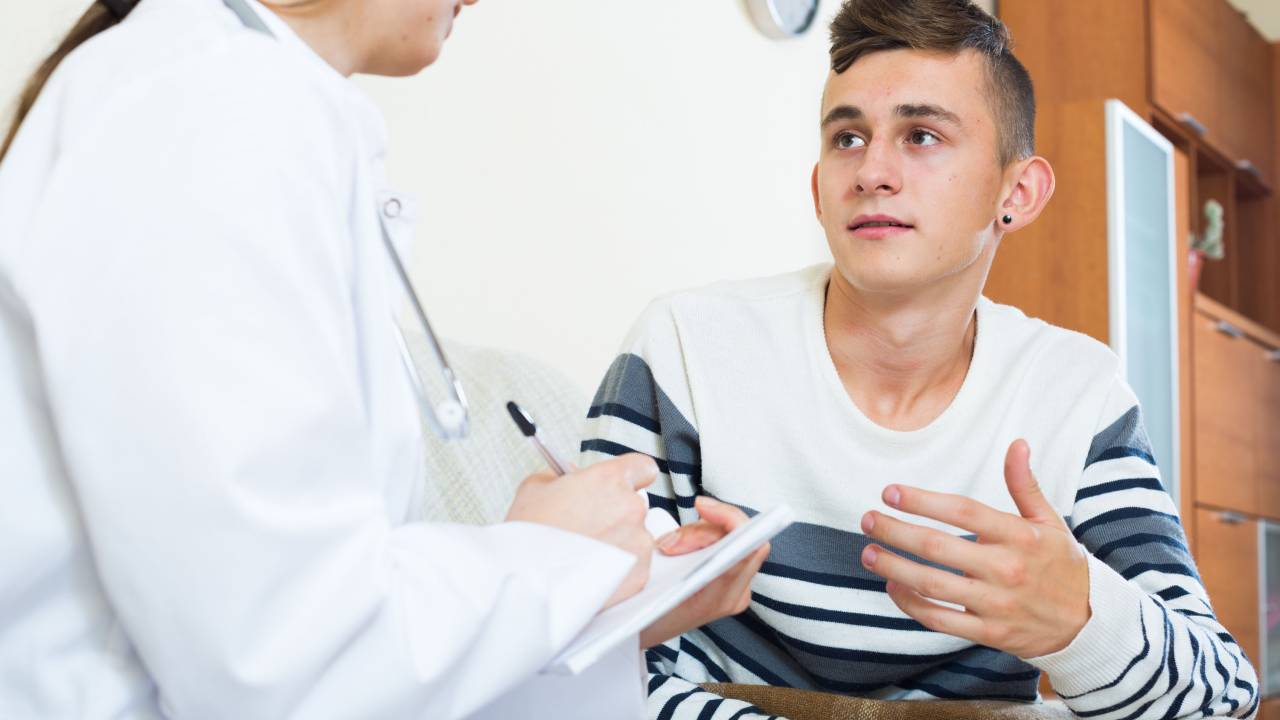 Adolescente durante consulta médica