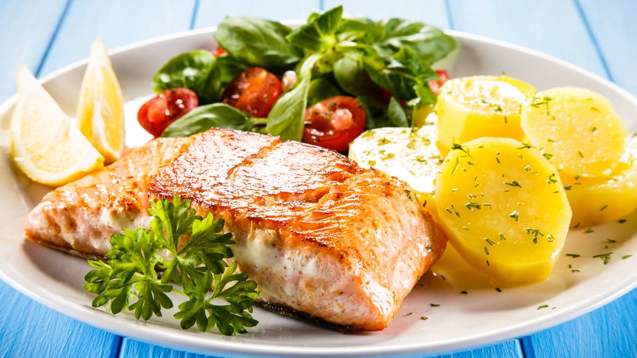 Salmão grelhado e vegetais
