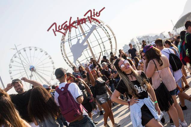 Movimentação do público no segundo dia do Rock in Rio no Parque Olímpico no Rio de Janeiro - 16/09/2017 Movimentação do público no segundo dia do Rock in Rio no Parque Olímpico no Rio de Janeiro - 16/09/2017