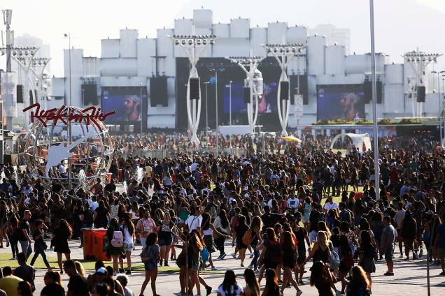 Movimentação do público no Parque Olímpico, na Barra da Tijuca, zona oeste do Rio de Janeiro (RJ), para o segundo dia de shows do Rock In Rio - 16/09/2017 Movimentação do público no Parque Olímpico, na Barra da Tijuca, zona oeste do Rio de Janeiro (RJ), para o segundo dia de shows do Rock In Rio - 16/09/2017