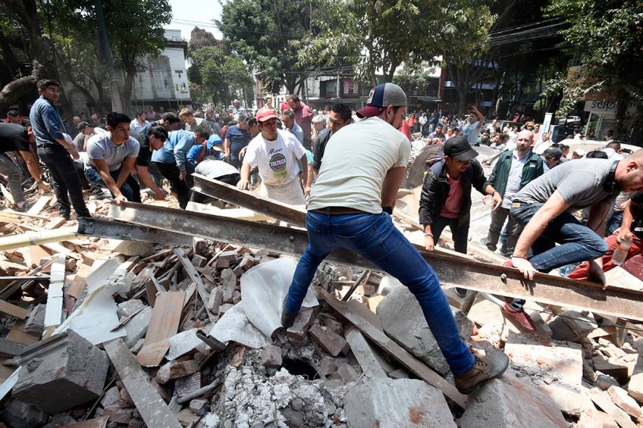 Pessoas procuram por sobreviventes embaixo de escombros deixados por terremoto de magnitude 7.1, na Cidade do México