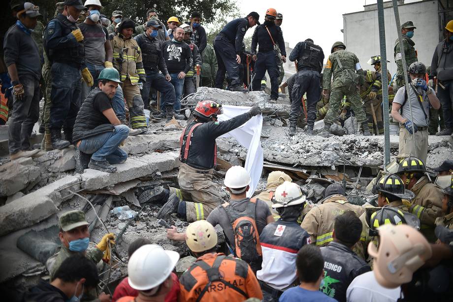 Equipes de resgate trabalham em prédio após terremoto atingir a Cidade do México - 20/09/2017