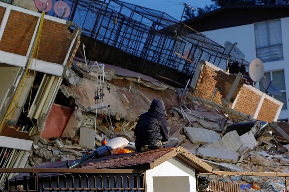 Jovem observa os escombros de um edifício após terremoto que atingiu a Cidade do México - 20/09/2017