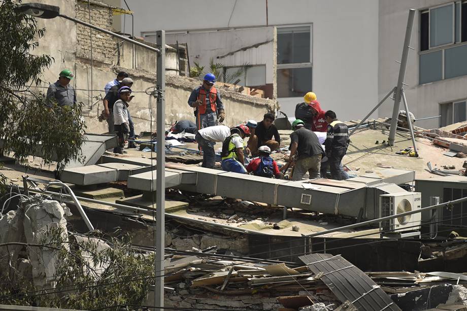 Bombeiros fazem busca por sobreviventes em meio a escombros deixados por terremoto que atingiu a Cidade do México