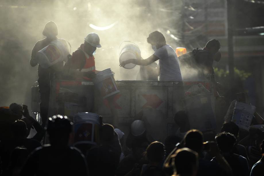 Policiais, bombeiros, voluntários e membros da equipe de resgate retiram destroços de um prédio que foi ao chão após o terremoto na Cidade do México, em busca de sobreviventes - 19/09/2017