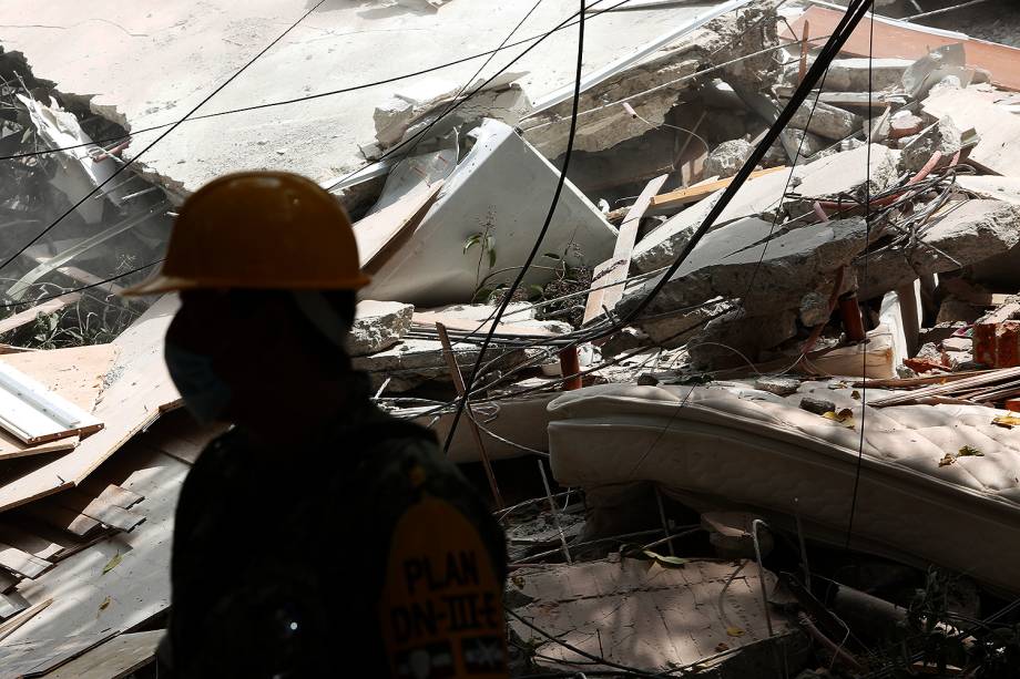 Equipes de resgate trabalham em prédio após terremoto atingir a Cidade do México - 20/09/2017